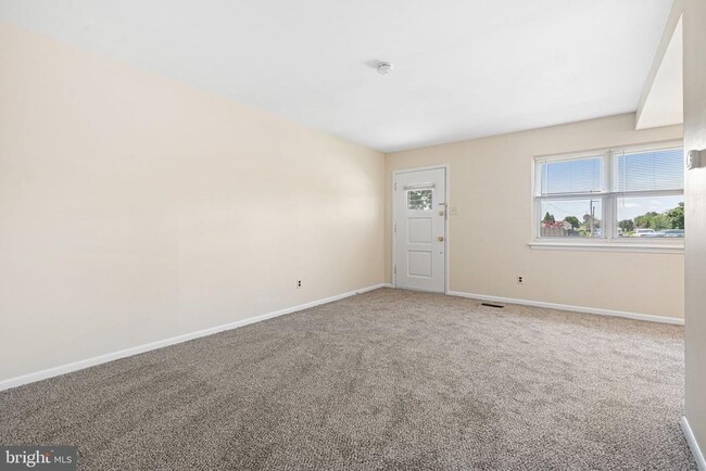 Building Photo - 707 Red Lion Rd
