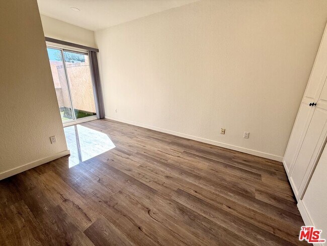 Building Photo - 10215 Variel Ave