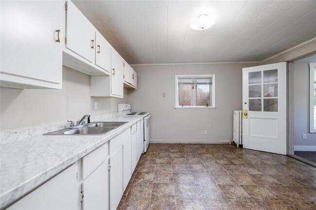 Building Photo - 757 Holt Rd