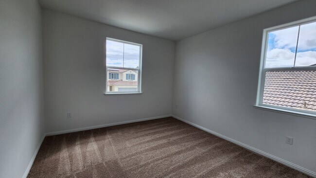 Building Photo - 1565 Pinchot Dr