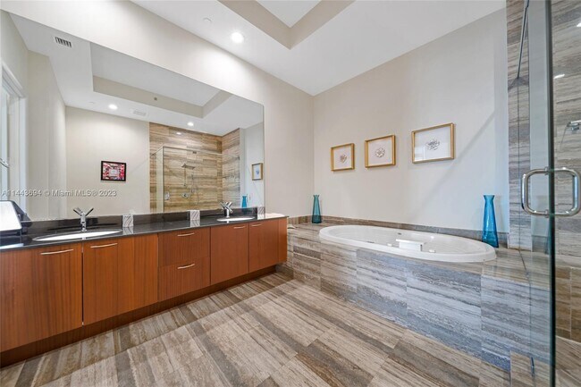 Building Photo - 15811 Collins Ave