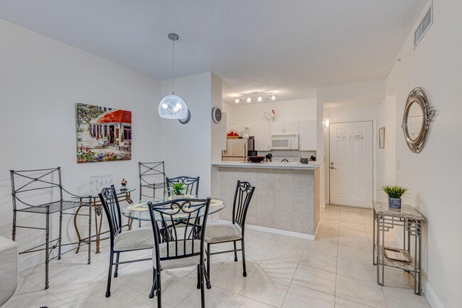 Building Photo - 630 S Sapodilla Ave