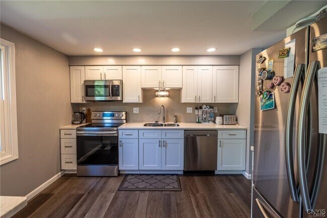 Building Photo - 9 Tree Line Dr