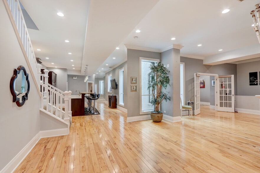 Building Photo - 20 W Ontario St