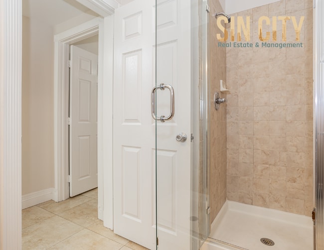 Building Photo - Spacious 5 Bedroom Home with 3355 sq ft in...