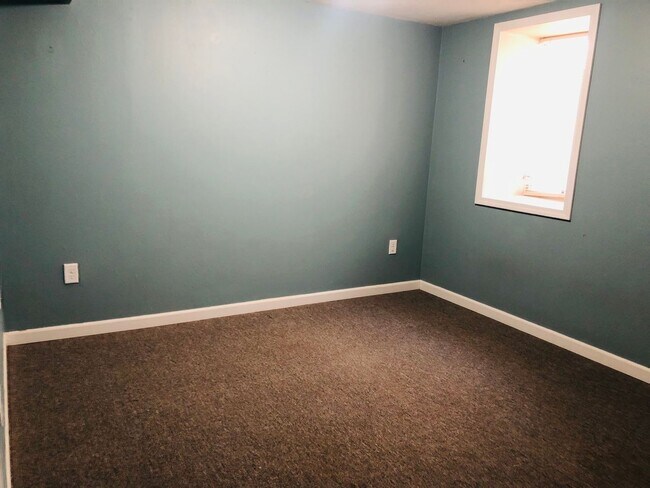 Building Photo - House- NW