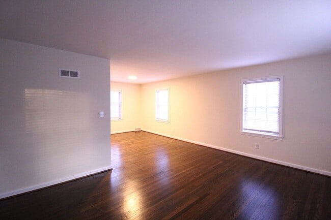 Building Photo - December FREE On This 2 Bedroom 1 Bath Duplex In The Waldo Area