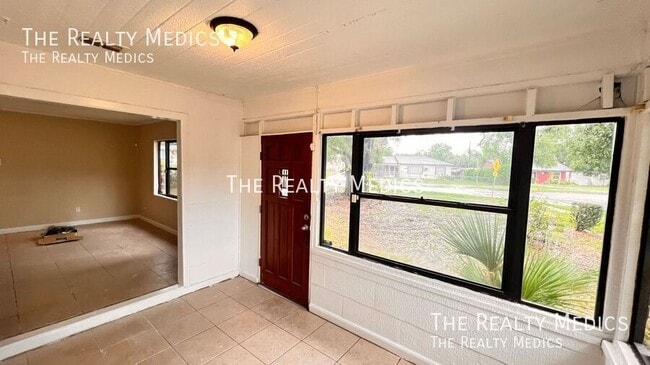 Building Photo - 1100 Santa Anita St