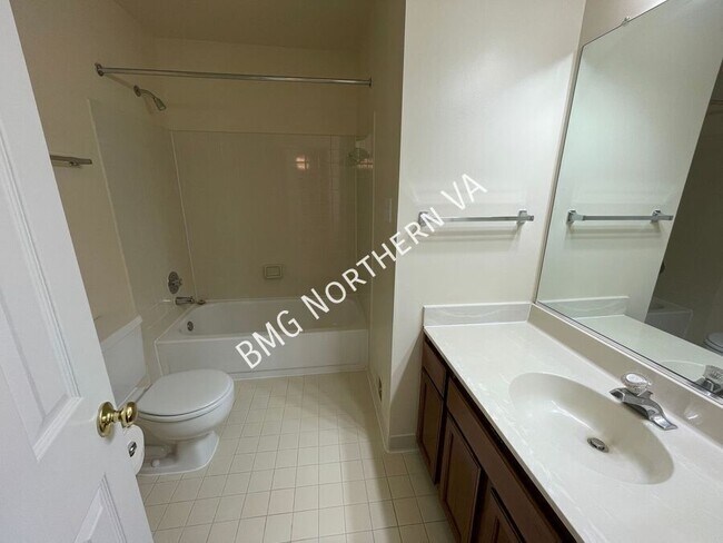 Building Photo - 2105 Kings Garden Way