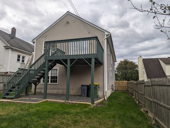 Building Photo - 33 Hallock St