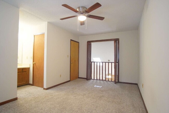 Building Photo - Spacious End-Unit Townhome with Lake Views...