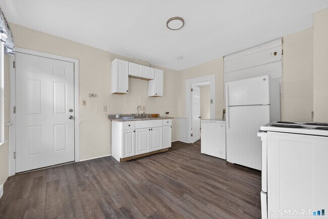 Building Photo - 27 Beacon St