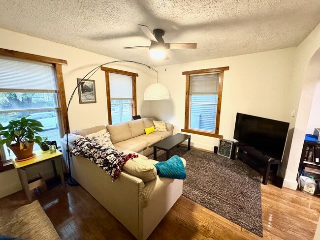 Building Photo - 103 Luton Ave SE