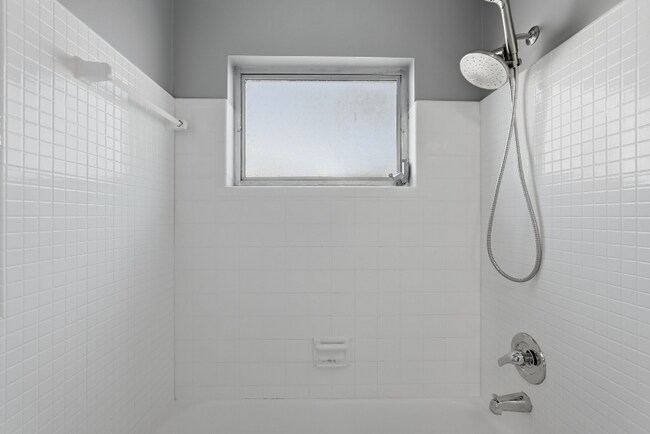 Building Photo - 725 Patricia Ave