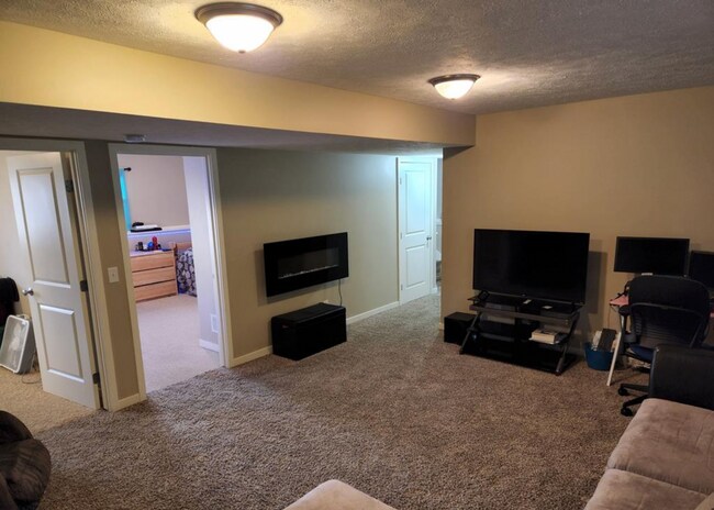 Building Photo - 5900 Clear Pointe Dr SE