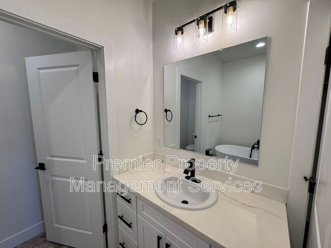 Building Photo - 2522 Hunter Hall St