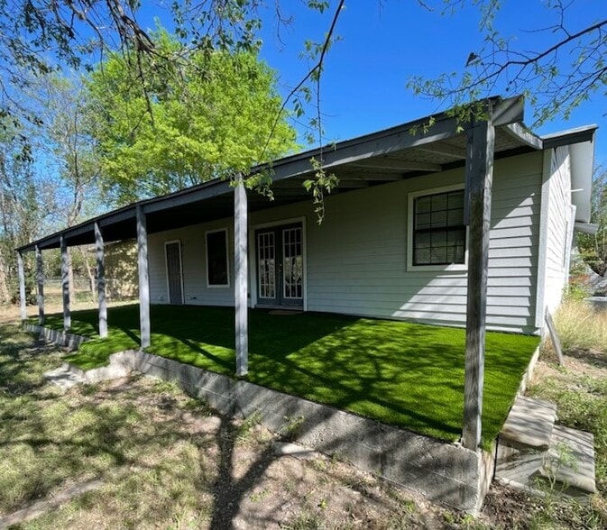 big shady back porch! - 518 Riverdale Dr