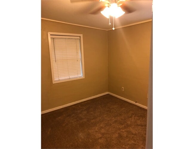 Building Photo - 6260 Sarasota Dr