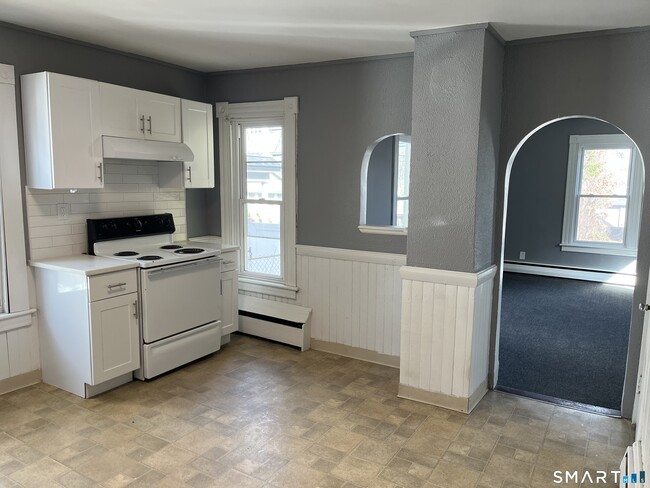 Building Photo - 525 Allen St