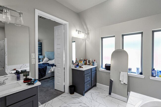 Building Photo - 7211 Sylvan Birch Trl