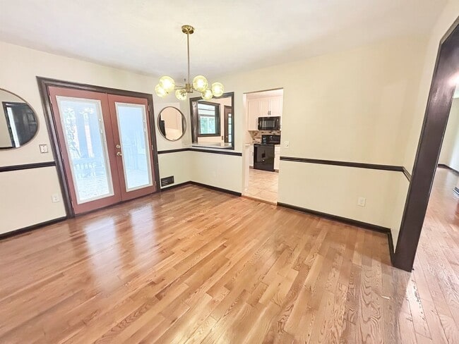 Building Photo - 3 BR Wooded Retreat in the Heart of East Cobb!