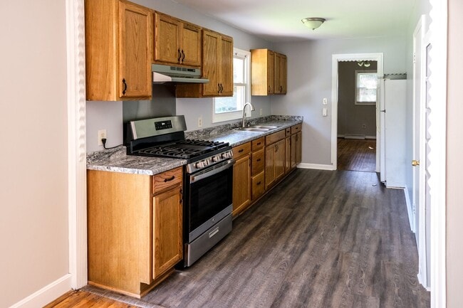 Building Photo - 3 Bedroom, 2 Bath house with fenced yard!