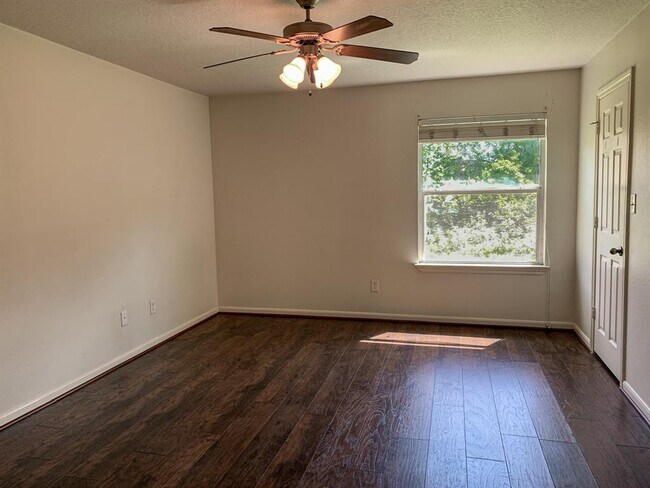 Building Photo - 605 Wades Way