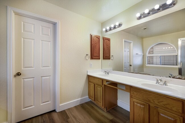 Building Photo - Move-In Ready 5-Bedroom With New Vinyl Floors