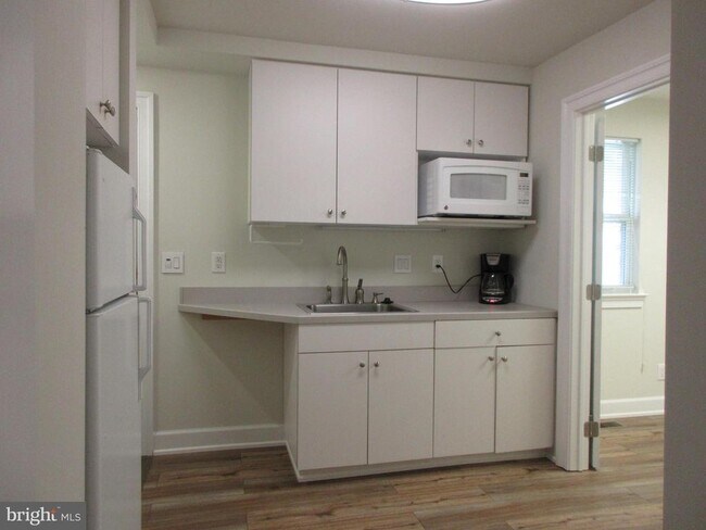 Building Photo - 10 N Stiles Ave