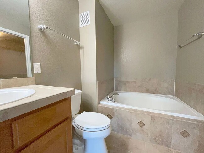 Building Photo - Spacious 2 Bed, 2 Bath + Office Townhome with Attached Garage | Broadlands Community