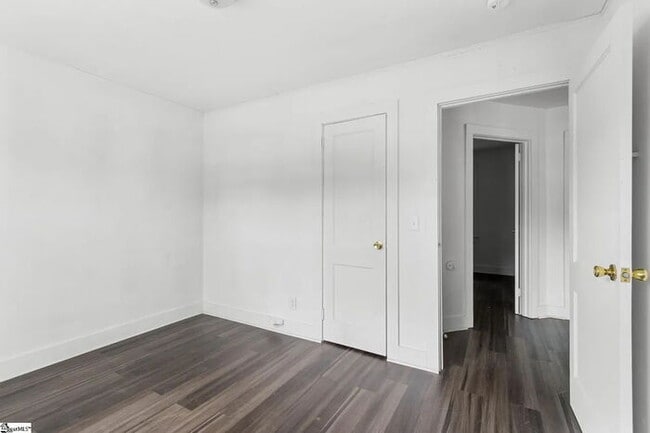 Building Photo - "Charming 2-Bedroom Retreat at 111-A North Bell Street, Clinton - Your Cozy Home Awaits!"