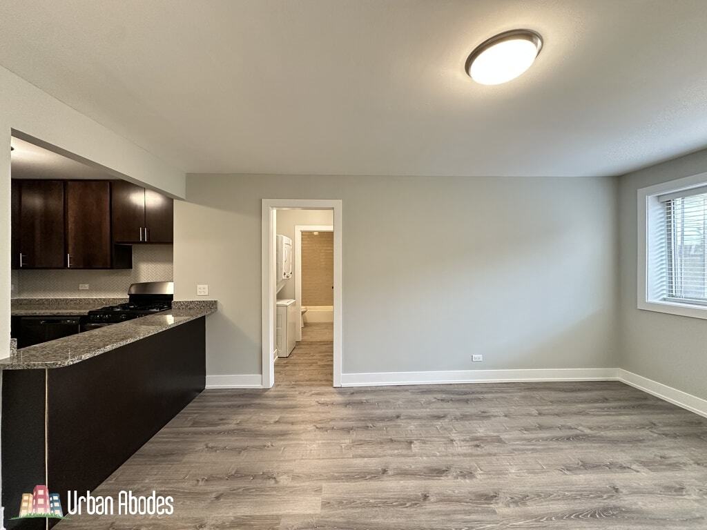 Building Photo - 528 W Surf St