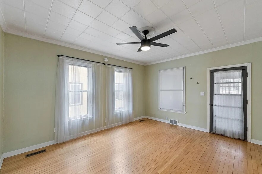 living room - 731 Fillmore St NE