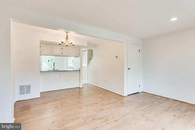 Building Photo - 2841 Shepperton Terrace