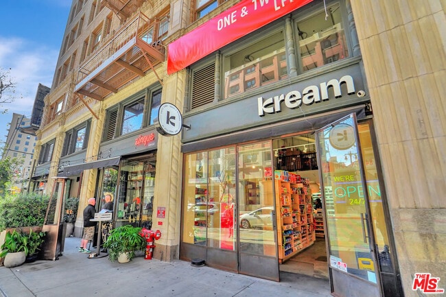 Building Photo - 939 S Broadway