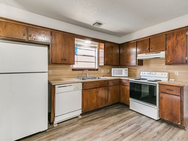 Building Photo - Charming West Norman Duplex