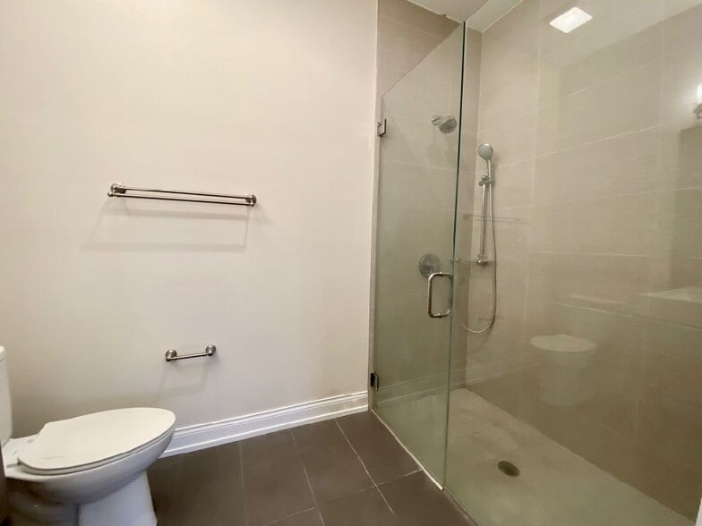 Building Photo - 317 W Evergreen Ave