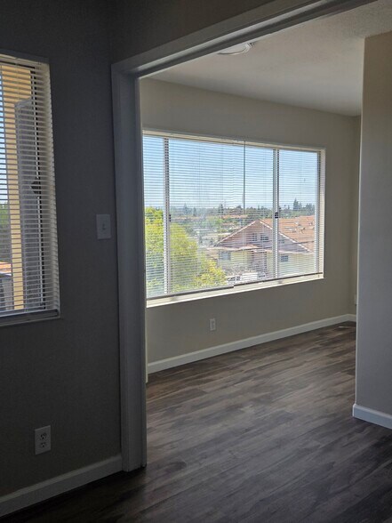 Building Photo - 25684 Spring Dr