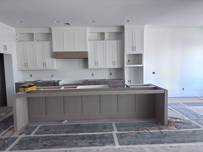 Building Photo - Beautiful 2 story with 6 bedrooms and swimming pool