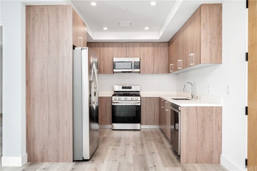 Building Photo - 5923 Laurel Canyon Blvd
