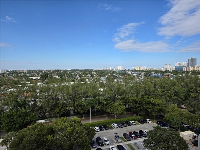 Building Photo - 3200 Port Royale Dr N