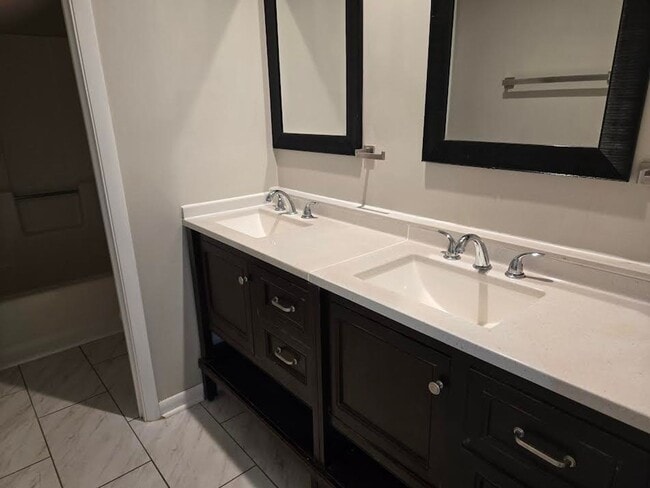 Building Photo - Wonderful 3 bedroom 1.5 bath Townhome in W...