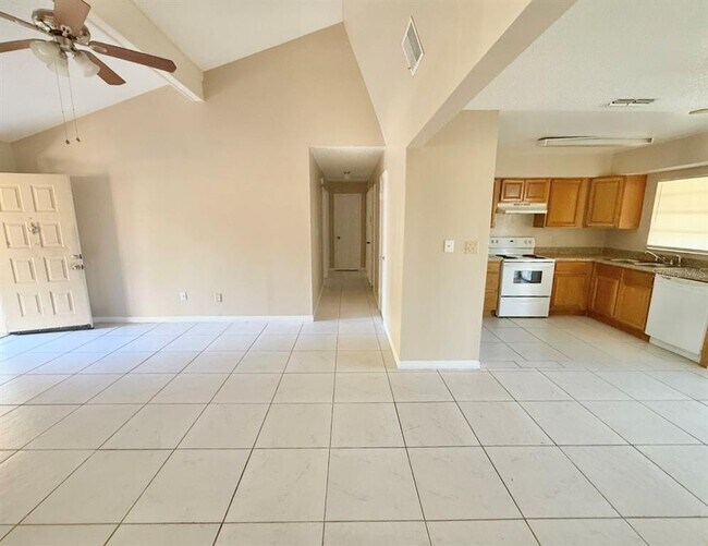 Building Photo - 810 Royal Palm Dr