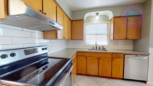 Building Photo - North Portland Living at Its Best | 2 Bed, 1 Bath!