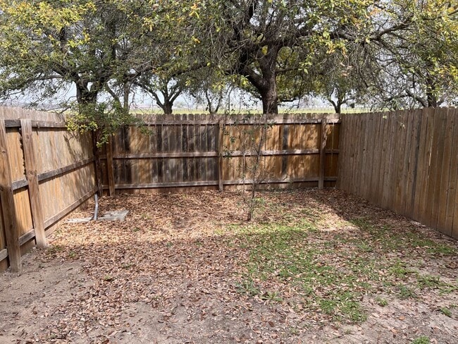 Building Photo - Luxury Townhome in Selma!