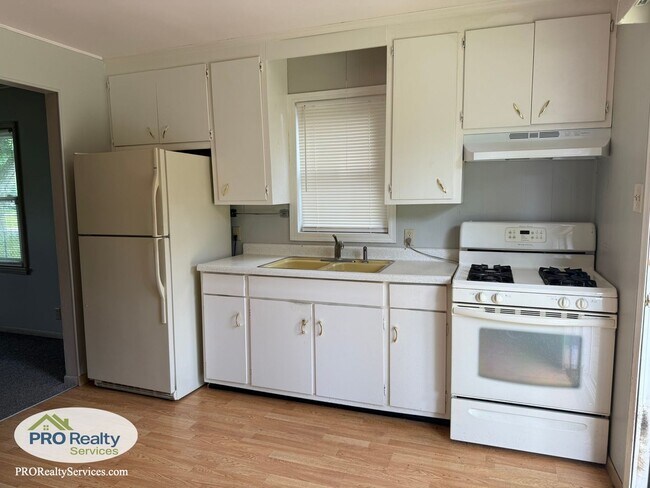 Building Photo - 2 Bedroom Home with a Large Fenced in Yard