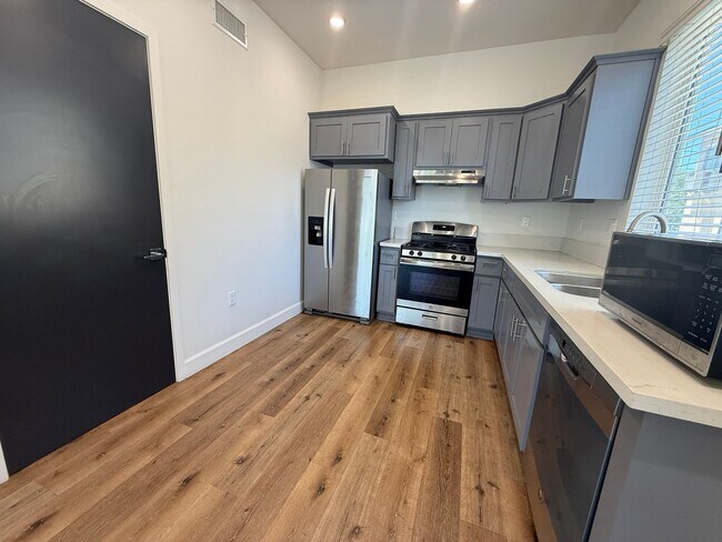 Building Photo - Beautiful 3-Bedroom Townhome in Sherman Oaks!
