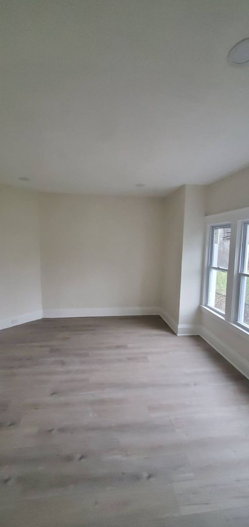 Building Photo - Charming 3-Bedroom Property in Prime Location