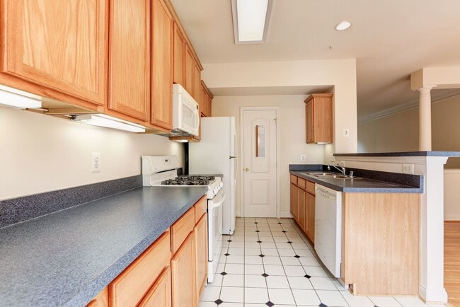 Building Photo - 3 Bed 3.5 Bath - Silver Spring Townhouse -...