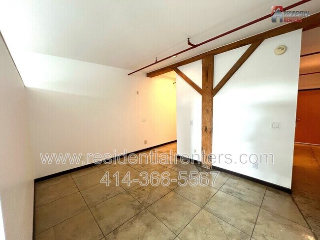 Building Photo - 904 E Pearson St